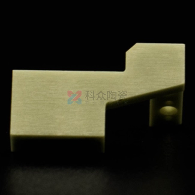 在工業(yè)行業(yè)中，科眾陶瓷廠是一家生產(chǎn)氧化鋯氧化鋁陶瓷零件廠家，在加工工藝上有特殊的優(yōu)勢存在，今天給大家介紹一種加工成型工藝，陶瓷注塑加工。